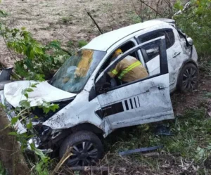 Três vítimas são socorridas após carro capotar na MGC-120 em Itabira Três vítimas são socorridas após carro capotar na MGC-120 em Itabira