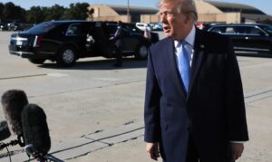 Trump diz que não vai se "envolver", após carta de Flávio Bolsonaro