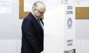 Vontade das urnas precisa ser respeitada, afirma Fachin após votar