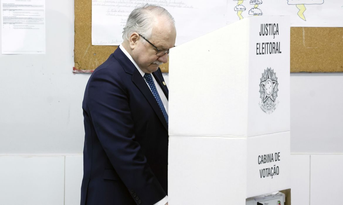 Vontade das urnas precisa ser respeitada, afirma Fachin após votar