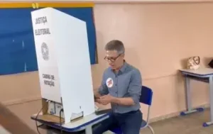 Zema ignora normas da Justiça Eleitoral ao utilizar celular durante debate